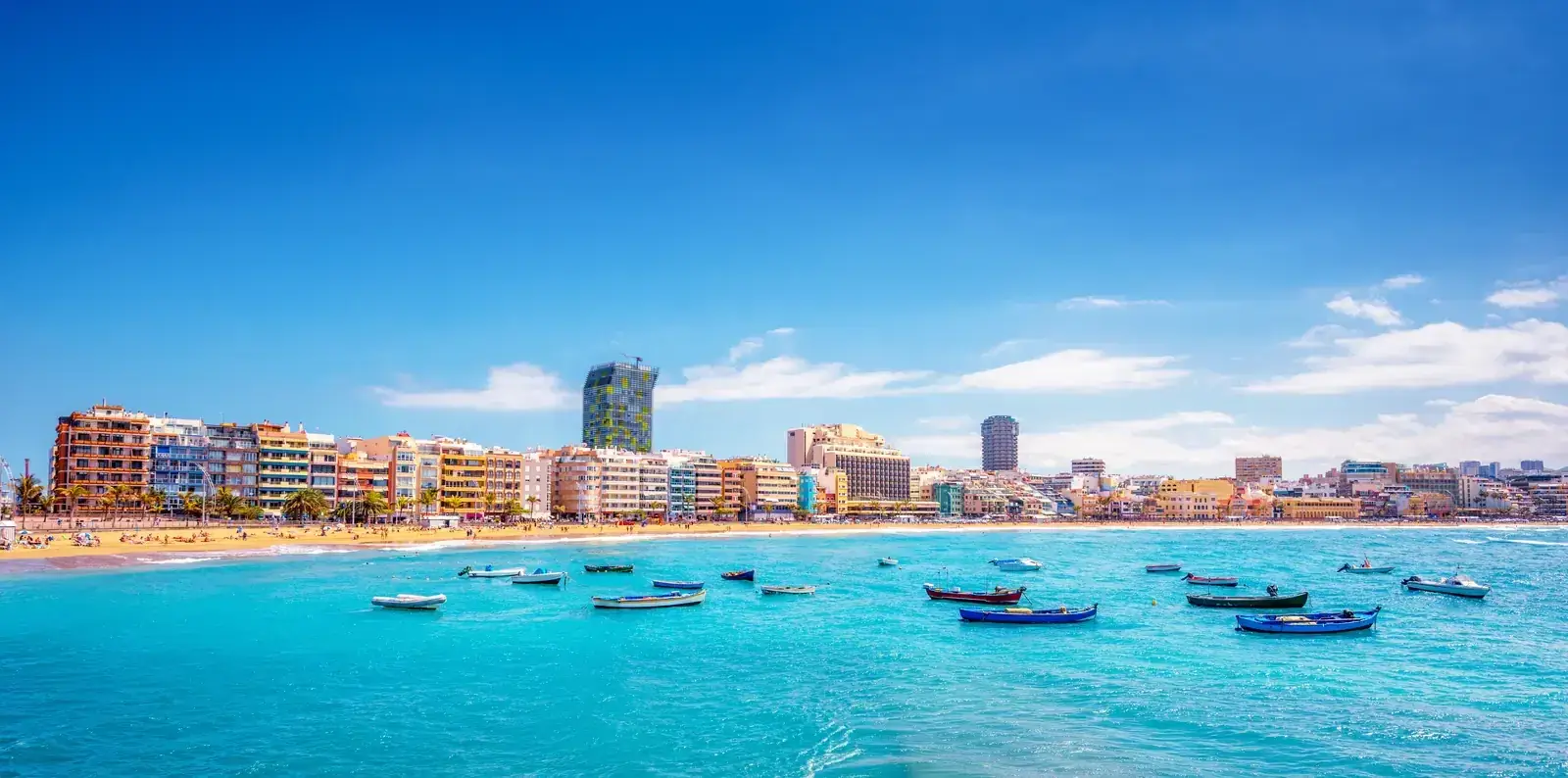 La Playa de Las Canteras, en Las Palmas de Gran Canaria, protegida por el arrecife de La Barra.